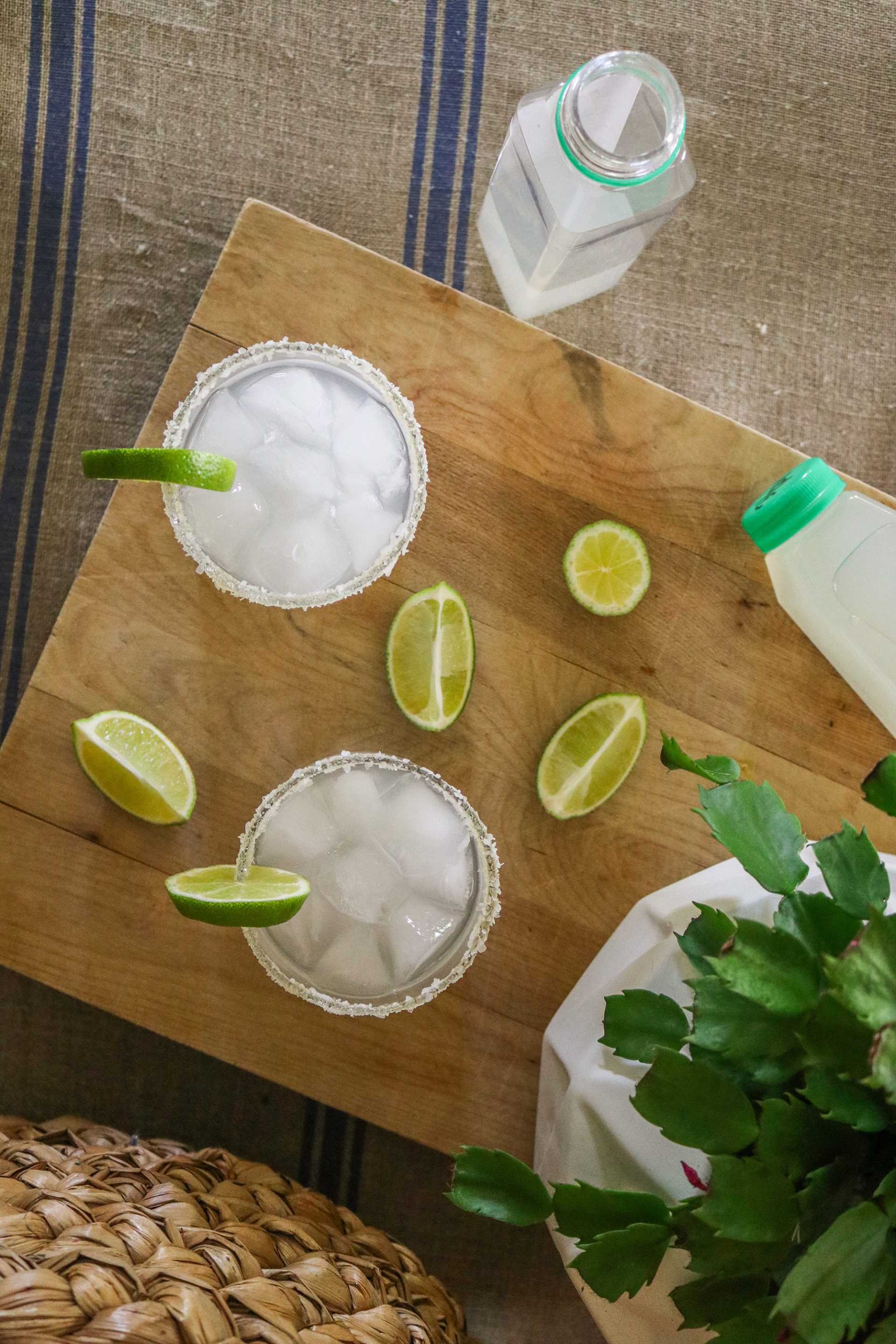 Margaritas kept on a wooden plate with line pieces